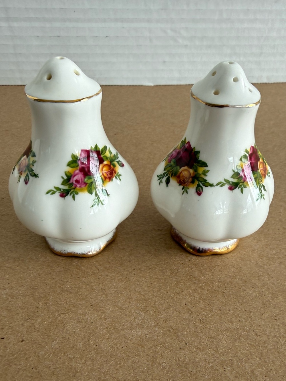 VTG Royal Albert Old Country Roses Fine Bone China Salt & Pepper Shaker Set